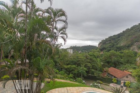 Casa de condomínio à venda com 400m², 4 quartos e 2 vagas Casa de condomínio à venda com 400m², 4 quartos e 2 vagasVista