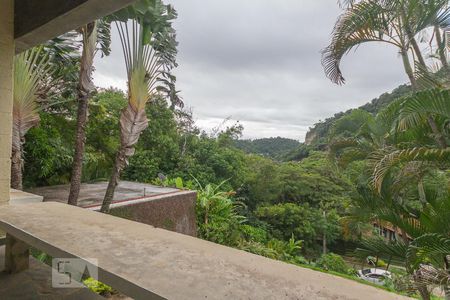 Casa de condomínio à venda com 400m², 4 quartos e 2 vagas Casa de condomínio à venda com 400m², 4 quartos e 2 vagasVaranda