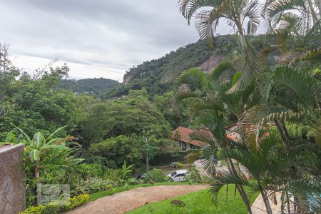 Casa de condomínio à venda com 400m², 4 quartos e 2 vagas Casa de condomínio à venda com 400m², 4 quartos e 2 vagasVista