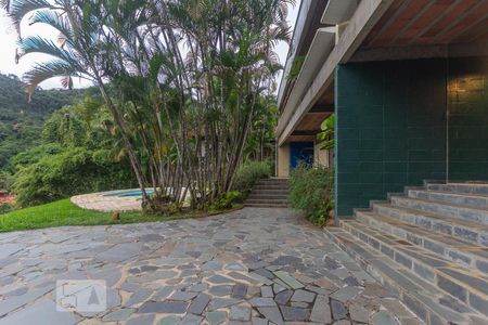 Casa de condomínio à venda com 400m², 4 quartos e 2 vagas Casa de condomínio à venda com 400m², 4 quartos e 2 vagasFachada