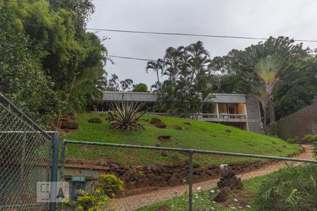 Casa de condomínio à venda com 400m², 4 quartos e 2 vagas Casa de condomínio à venda com 400m², 4 quartos e 2 vagasFachada