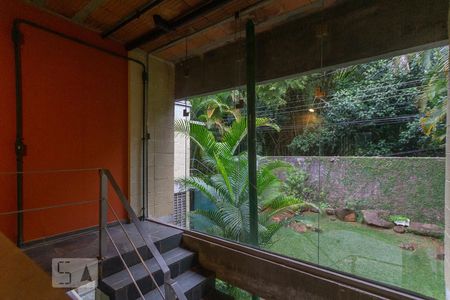 Casa de condomínio à venda com 400m², 4 quartos e 2 vagas Casa de condomínio à venda com 400m², 4 quartos e 2 vagasEscada