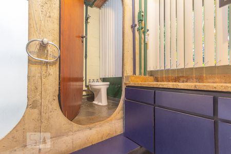 Casa de condomínio à venda com 400m², 4 quartos e 2 vagas Casa de condomínio à venda com 400m², 4 quartos e 2 vagasBanheiro