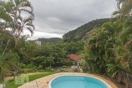 Casa de condomínio à venda com 400m², 4 quartos e 2 vagas Casa de condomínio à venda com 400m², 4 quartos e 2 vagasVista