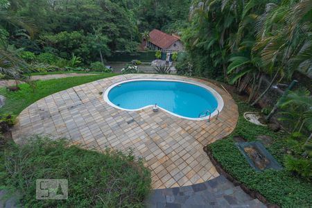 Casa de condomínio à venda com 400m², 4 quartos e 2 vagas Casa de condomínio à venda com 400m², 4 quartos e 2 vagasVista