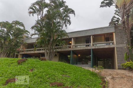 Casa de condomínio à venda com 400m², 4 quartos e 2 vagas Casa de condomínio à venda com 400m², 4 quartos e 2 vagasFachada