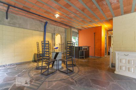 Casa de condomínio à venda com 400m², 4 quartos e 2 vagas Casa de condomínio à venda com 400m², 4 quartos e 2 vagasSala