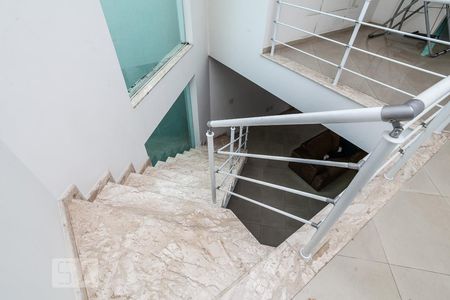 Casa à venda com 186m², 3 quartos e 4 vagas Casa à venda com 186m², 3 quartos e 4 vagasEscada