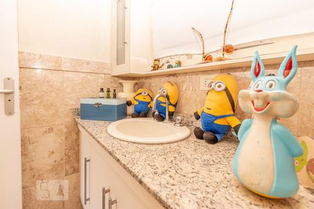 Casa de condomínio à venda com 355m², 4 quartos e 3 vagas Casa de condomínio à venda com 355m², 4 quartos e 3 vagasBanheiro da Suite 4