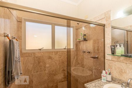 Casa de condomínio à venda com 355m², 4 quartos e 3 vagas Casa de condomínio à venda com 355m², 4 quartos e 3 vagasBanheiro da Suite 2