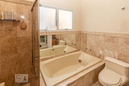 Casa de condomínio à venda com 355m², 4 quartos e 3 vagas Casa de condomínio à venda com 355m², 4 quartos e 3 vagasBanheiro da Suite 1