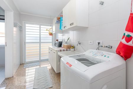 Casa de condomínio à venda com 355m², 4 quartos e 3 vagas Casa de condomínio à venda com 355m², 4 quartos e 3 vagasLavanderia