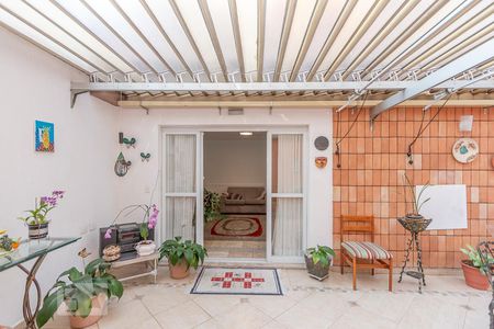 Casa de condomínio à venda com 355m², 4 quartos e 3 vagas Casa de condomínio à venda com 355m², 4 quartos e 3 vagasArea Externa