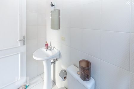 Casa de condomínio à venda com 355m², 4 quartos e 3 vagas Casa de condomínio à venda com 355m², 4 quartos e 3 vagasBanheiro de Serviço