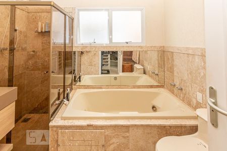 Casa de condomínio à venda com 355m², 4 quartos e 3 vagas Casa de condomínio à venda com 355m², 4 quartos e 3 vagasBanheiro da Suite 1