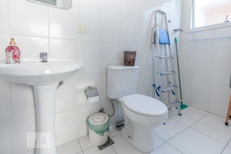 Casa de condomínio à venda com 355m², 4 quartos e 3 vagas Casa de condomínio à venda com 355m², 4 quartos e 3 vagasBanheiro de Serviço