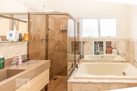 Casa de condomínio à venda com 355m², 4 quartos e 3 vagas Casa de condomínio à venda com 355m², 4 quartos e 3 vagasBanheiro da Suite 1