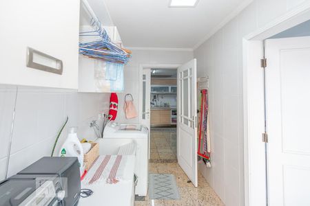 Casa de condomínio à venda com 355m², 4 quartos e 3 vagas Casa de condomínio à venda com 355m², 4 quartos e 3 vagasLavanderia