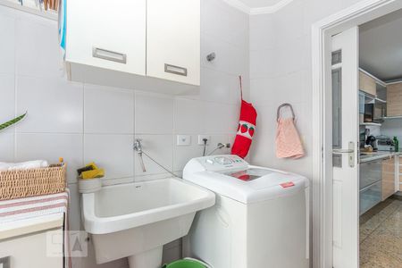 Casa de condomínio à venda com 355m², 4 quartos e 3 vagas Casa de condomínio à venda com 355m², 4 quartos e 3 vagasLavanderia