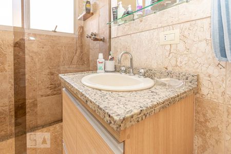 Casa de condomínio à venda com 355m², 4 quartos e 3 vagas Casa de condomínio à venda com 355m², 4 quartos e 3 vagasBanheiro da Suite 2