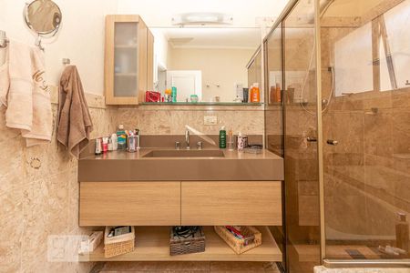 Casa de condomínio à venda com 355m², 4 quartos e 3 vagas Casa de condomínio à venda com 355m², 4 quartos e 3 vagasBanheiro da Suite 1