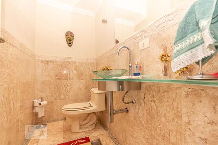 Casa de condomínio à venda com 355m², 4 quartos e 3 vagas Casa de condomínio à venda com 355m², 4 quartos e 3 vagasLavabo