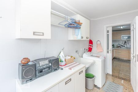 Casa de condomínio à venda com 355m², 4 quartos e 3 vagas Casa de condomínio à venda com 355m², 4 quartos e 3 vagasLavanderia