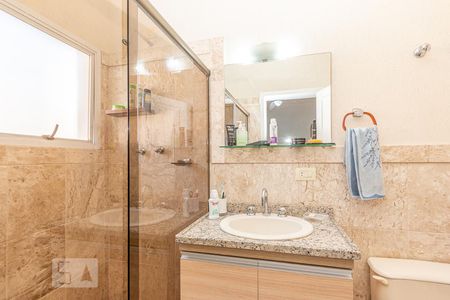 Casa de condomínio à venda com 355m², 4 quartos e 3 vagas Casa de condomínio à venda com 355m², 4 quartos e 3 vagasBanheiro da Suite 2