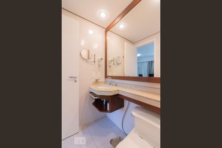 Banheiro de kitnet/studio para alugar com 1 quarto, 28m² em Indianópolis, São Paulo