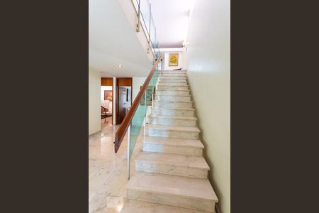 Casa à venda com 400m², 5 quartos e 5 vagasEscada