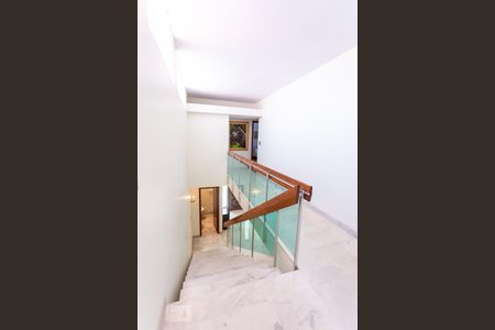 Casa à venda com 400m², 5 quartos e 5 vagasEscada