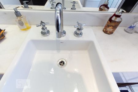 Apartamento à venda com 244m², 4 quartos e 3 vagasBanheiro da Suíte 2