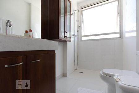 Apartamento à venda com 244m², 4 quartos e 3 vagasBanheiro da Suíte 1