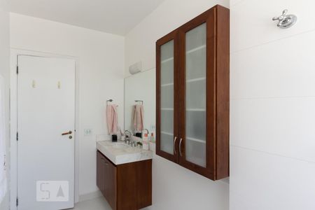 Apartamento à venda com 244m², 4 quartos e 3 vagasBanheiro da Suíte 1