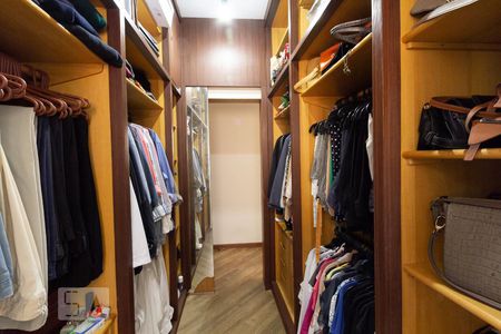 Apartamento à venda com 244m², 4 quartos e 3 vagasCloset