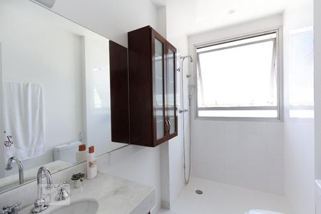Apartamento à venda com 244m², 4 quartos e 3 vagasBanheiro da Suíte 1