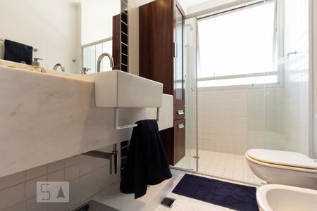 Apartamento à venda com 244m², 4 quartos e 3 vagasBanheiro da Suíte 2