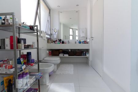 Apartamento à venda com 244m², 4 quartos e 3 vagasBanheiro suite 3 