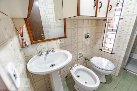 Banheiro de apartamento para alugar com 1 quarto, 46m² em Centro, Curitiba