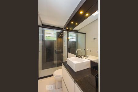 Banheiro de apartamento para alugar com 1 quarto, 45m² em Passo da Areia, Porto Alegre