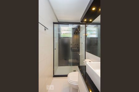 Banheiro de apartamento para alugar com 1 quarto, 45m² em Passo da Areia, Porto Alegre