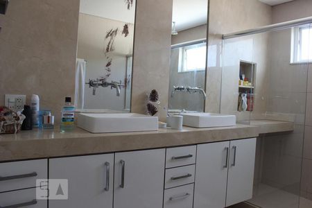 Apartamento para alugar com 350m², 4 quartos e 2 vagas Apartamento para alugar com 350m², 4 quartos e 2 vagasBanheiro da Suite Cobertura