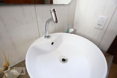 Casa à venda com 128m², 3 quartos e 4 vagasBanheiro da Suíte 1 - torneira