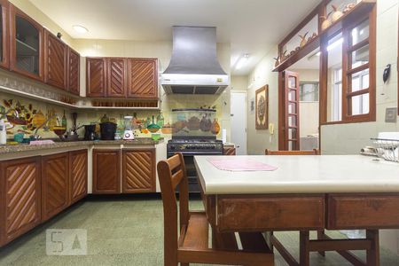 Apartamento à venda com 225m², 3 quartos e 2 vagasCozinha