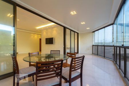 Apartamento à venda com 225m², 3 quartos e 2 vagasVaranda