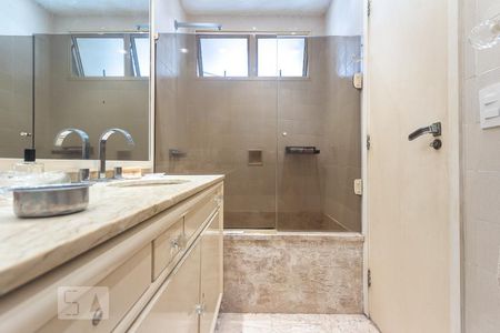 Apartamento à venda com 225m², 3 quartos e 2 vagasBanheiro da Suíte