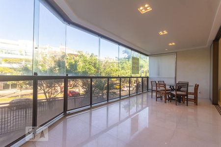 Apartamento à venda com 225m², 3 quartos e 2 vagasVaranda