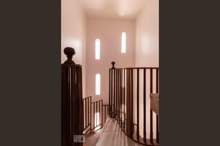 Casa à venda com 160m², 3 quartos e 2 vagasDetalhe Escada