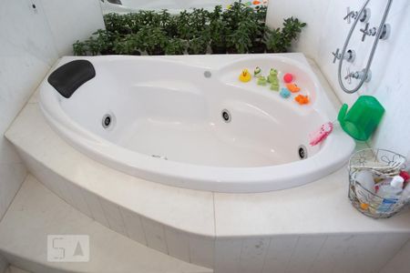 Apartamento à venda com 422m², 4 quartos e 4 vagas Apartamento à venda com 422m², 4 quartos e 4 vagasBanheira