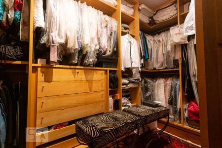 Apartamento à venda com 422m², 4 quartos e 4 vagas Apartamento à venda com 422m², 4 quartos e 4 vagasCloset da Suíte 3